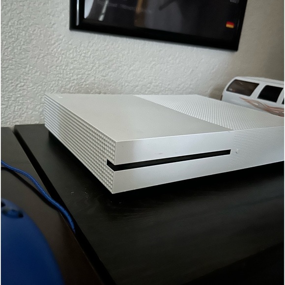 Used Xbox One S, Runs steady 60 fps. fast. No box. White controller great con. - Picture 1 of 5